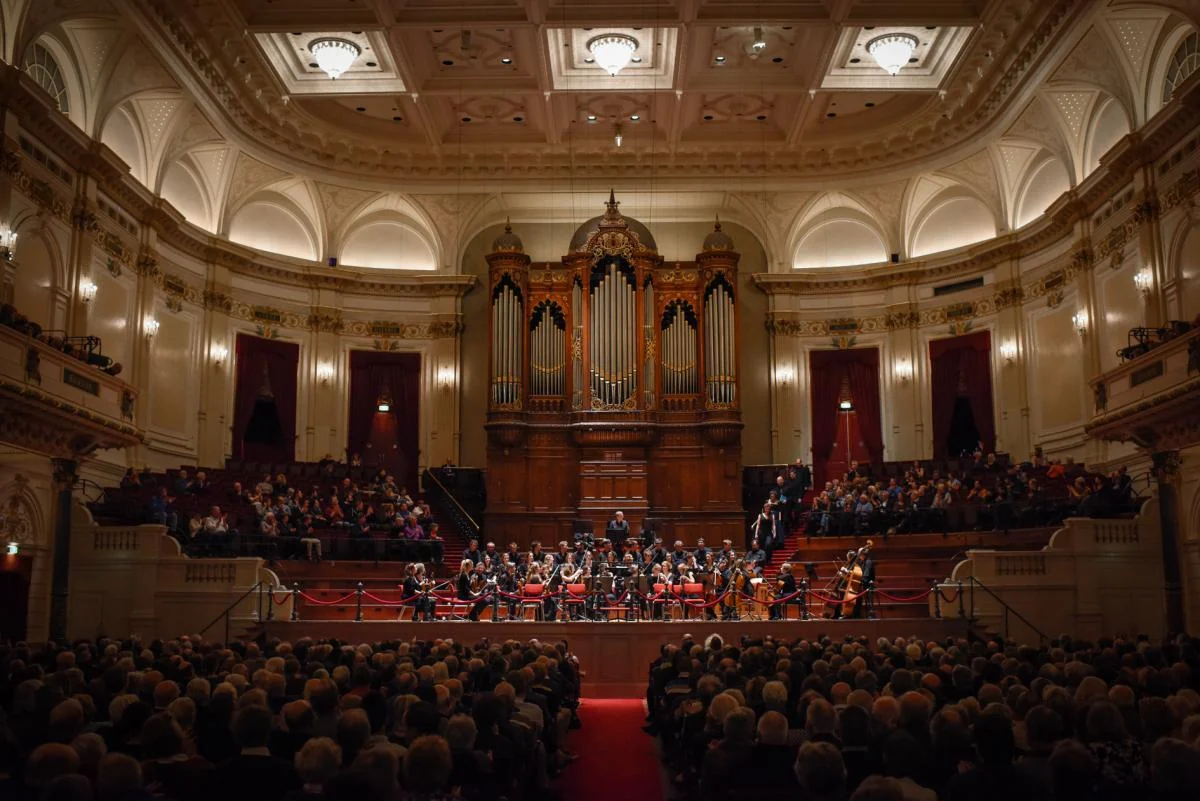 Polyphony and Britten Sinfonia on the stage of the Concertgebouw, Amsterdam, with Stephen Layton conducting